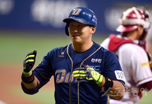 20일 서울 고척스카이돔에서 ‘2017 타이어뱅크 KBO 리그’ NC다이노스와 넥센히어로즈 경기가 열렸다. 1회초 1사 1,2루 NC 나성범이 우월 스리런 홈런을 날리고 그라운드를 돌아 홈인해 하이파이브 하고 있다. 고척 | 김종원 기자 won@donga.com