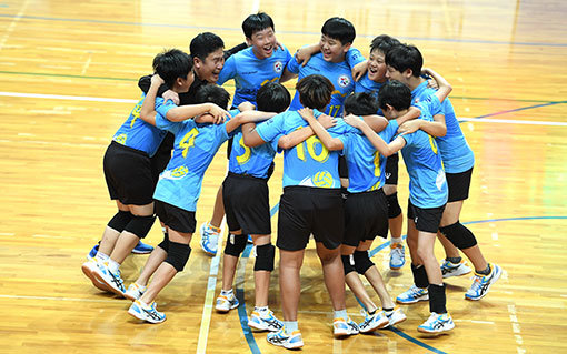 ‘2017 홍천 전국 유소년 클럽 배구 대회‘에서 우승한 군산 미장초 학생들이 기쁨을 만끽하고 있다. 사진제공 | KOVO