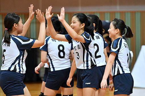 대천초 여자배구 클럽팀 학생들은 ‘2017 홍천 전국 유소년 클럽 배구 대회‘에서 우승을 통해 평생 잊을 수 없는 추억을 남겼다. 사진제공 | KOVO