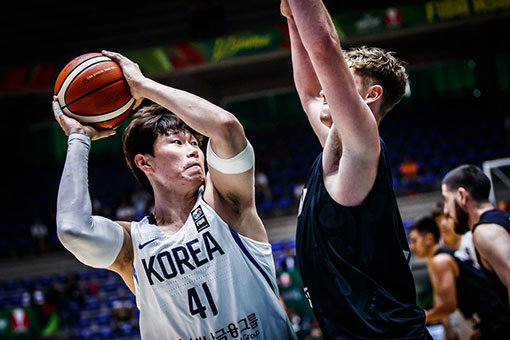 오세근은 2017 국제농구연맹(FIBA) 아시아컵에서 평균 16.0점을 기록하며 한국의 주축선수로 큰 활약을 했다. 그 덕분에 대회 베스트5로 뽑혔다. 사진제공｜FIBA