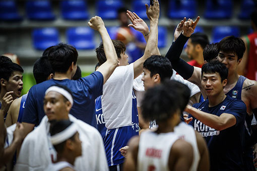 필리핀을 꺾은 농구대표팀. 사진제공｜FIBA