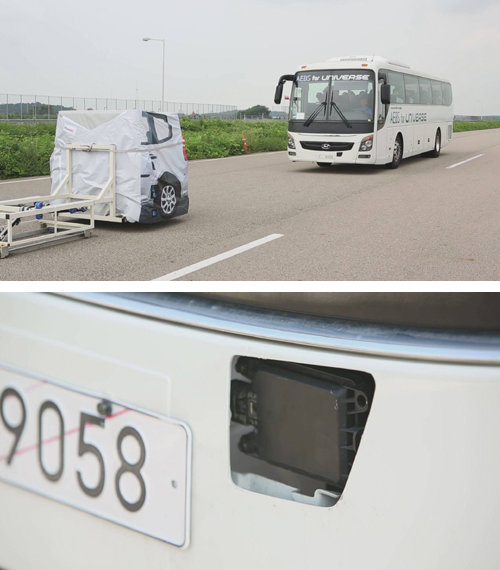18일 경기 화성시 교통안전공단 자동차안전연구원에서 ‘자동비상제동장치’가 장착된 버스가 모형 차량에 접근하는 실험을 하고 있다(위쪽 사진). 차량 앞부분에 달린 센서(아래쪽 사진). 교통안전공단 제공