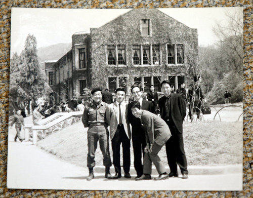 1950년대 재직하던 중앙학교 교사 앞에 선 김형석 교수(뒷줄 왼쪽에서 세 번째). 김형석 교수 제공
