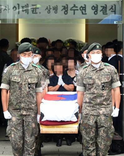 K-9 포사격 훈련간 불의의 사고로 순직한 故 이태균(26) 상사와 정수연(22) 상병의 합동영결식이 열린 21일 오전 경기 성남 국군수도병원 영결식장에서 군 장병들이 이태균 상사의 시신을 운구하고 있다./박영대 기자 sannae@donga.com