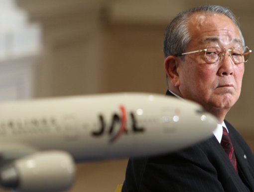 교세라 창업주인 이나모리 회장은 일본 역사상 최대 파산 위기에 몰렸던 JAL의 구원투수로 투입돼 1년 만에 흑자, 2년 만에 역대
 최대 흑자 기록을 쓰면서 ‘경영의 신’이라는 별명이 괜히 따라다니는 게 아님을 증명했습니다. 동아일보DB