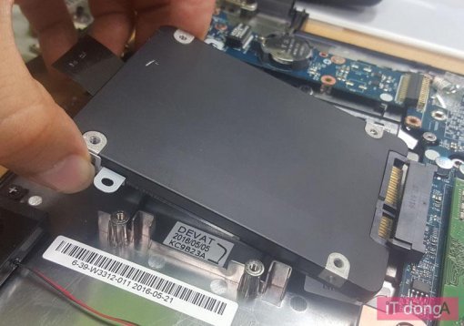 2.5인치 SSD를 SATA 포트에 장착하는 모습(참고 사진)(출처=IT동아)