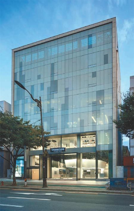 LG전자가 17일 서울 논현동에 오픈한 ‘시그니처 키친 스위트 쇼룸’ 건물의 외관 모습.