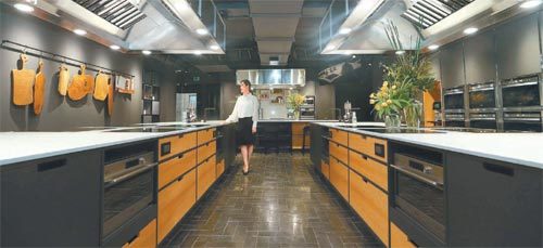 ‘시그니처 키친 스위트 쇼룸’ 4층에는 LG전자의 빌트인 제품을 사용해 유명 셰프로부터 직접 요리를 배울 수 있는 ‘쿠킹 스튜디오’가 있다.