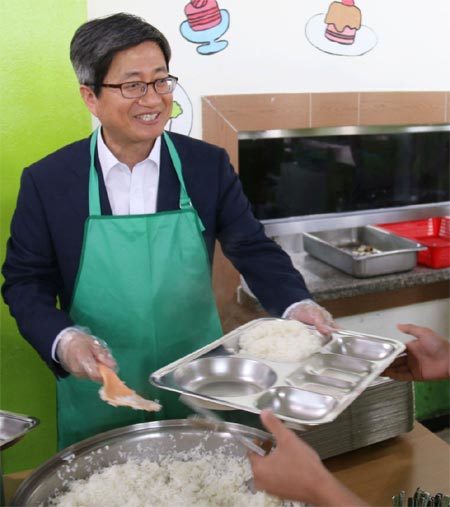 “발상의 전환 통한 개혁 기대”… “경륜 부족해 리더십 의문”