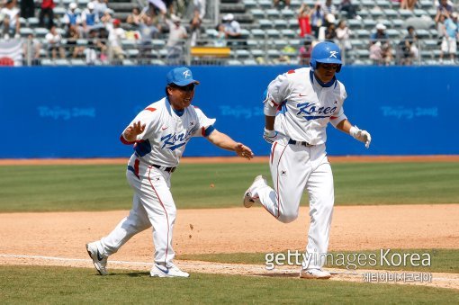 베이징올림픽 일본과의 준결승전에서 극적인 투런 홈런을 친 이승엽(오른쪽). 사진=ⓒGettyimages이매진스