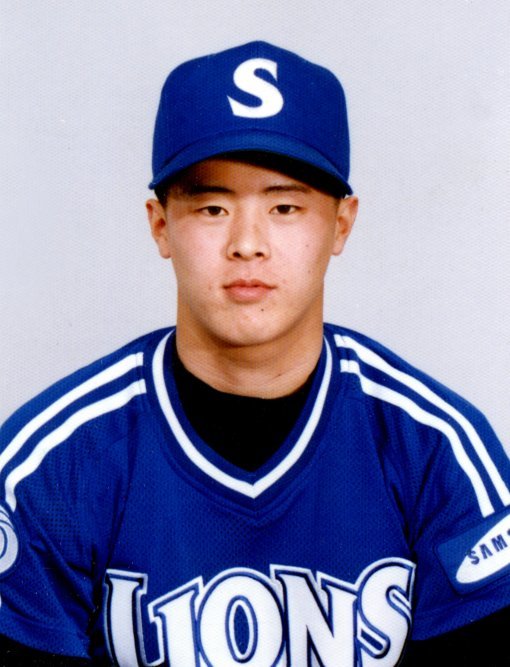 이날 주인공 김영진. 그는 프로야구에서 통산 타율 0.155, 5홈런, 45타점을 남긴 채 2001년 한화를 마지막으로 유니폼을 벗었습니다.