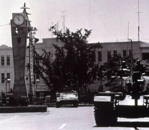 전남도청 앞 시계탑의 1980년 5·18민주화운동 당시 모습. 광주시 제공
