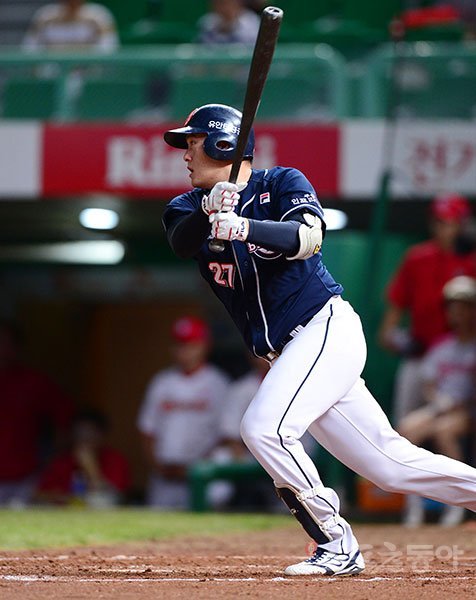 22일 인천 SK행복드림구장에서 ‘2017 타이어뱅크 KBO리그‘ SK 와이번스와 두산 베어스의 경기가 열렸다. 9회초 2사 1, 2루에서 두산 투수 김강률이 1타점 적시타를 날리고 있다. 인천 | 김민성 기자 marineboy@donga.com