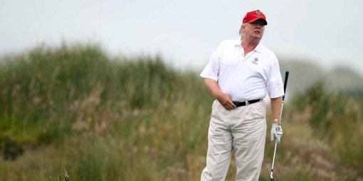 도널드 트럼프 대통령은 취임 첫해인 올해 17일간의 긴 여름휴가를 즐겼다. 휴가 기간동안 골프를 치면서 ”백악관은 쓰레기” 발언으로 논란이 됐다.  사진출처=CNBC 웹사이트