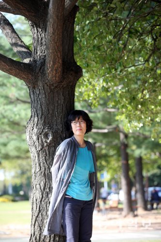 이혜경 씨는 가장 가까운 이들인 가족으로 인해 상처받고 갈등하는 여성의 내면을 소설에 담는 데 관심을 기울여왔다. 동아일보DB