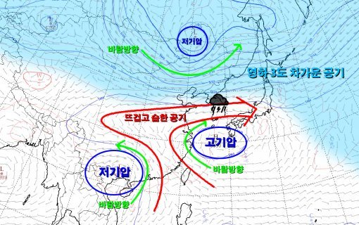 8월 24일 오전 9시의 우리나라 상공 일기도. 홍콩을 강타한 태풍의 잔해 저기압과 일본 큐슈 지방에 자리 잡은 고기압이 마치 진공청소기처럼 뜨겁고 습한 공기를 우리나라로 빨아올렸다.