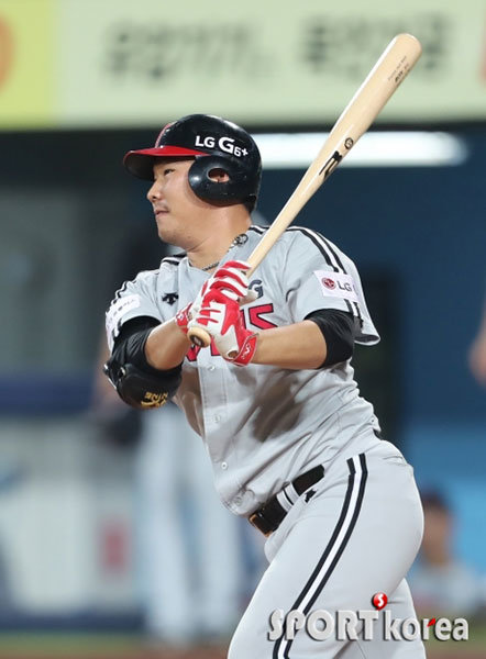 지난 7월 21일 대구 삼성전에서 2타점 좌전 적시타를 때려낸 정찬헌. 사진제공｜스포츠코리아