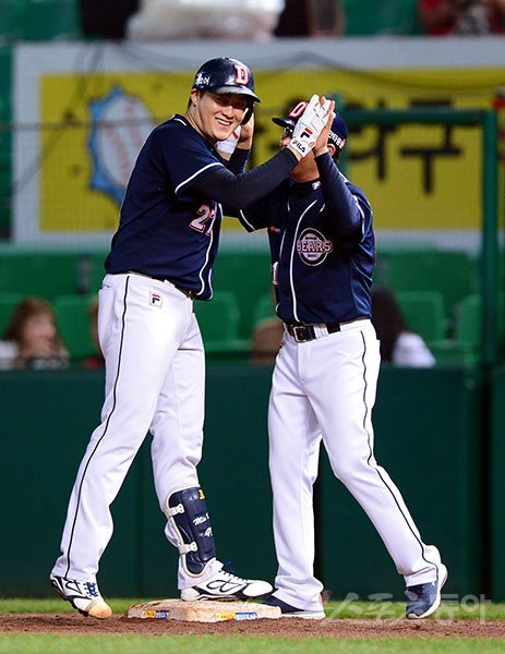 두산 투수 김강률이 22일 인천 SK전 9회초 타석에서 우전 적시타를 날려 모두를 깜짝 놀라게 했다. 투수의 안타는 언제나 짜릿한 추억으로 남는다.
인천 | 김민성 기자 marineboy@donga.com