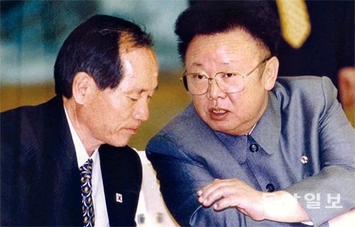 2000년 6월 남북 정상회담 당시 박재규 통일부 장관(왼쪽)이 평양에서 김정일 북한 국방위원장의 얘기를 듣고 있다. 동아일보DB