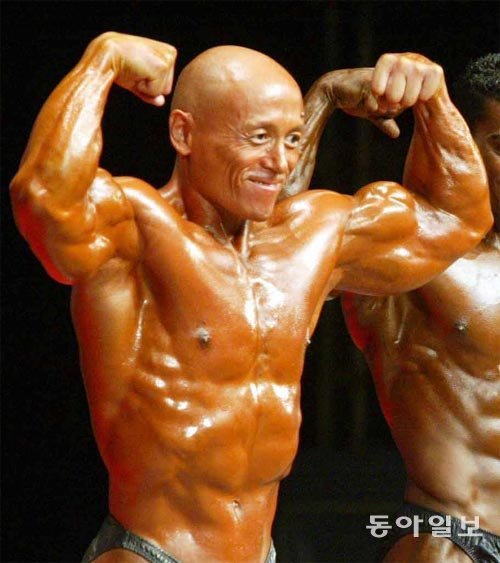 한동기 씨가 2002년 10월 부산시민회관에서 열린 부산 아시아경기 남자 보디빌딩 라이트급(70kg) 예선에서 근육미를 과시하고 있다. 동아일보DB