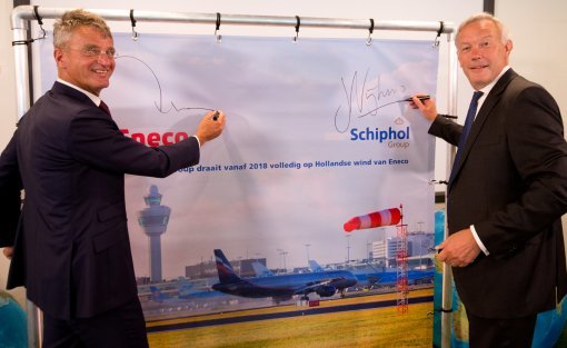 새 에너지 정책에 합의하고 서명 세리머니를 하는 이네코와 스키폴 공항의 대표들.출처 : 스키폴 공항 홈페이지
