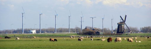 네덜란드의 도로를 따라 늘어선 풍력발전기들의 모습.출처 : windenergysolutions.nl