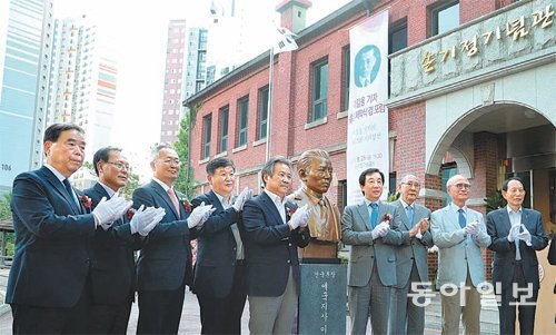 ‘일장기 말소 사건’을 주도한 이길용 기자 흉상 제막식이 25일 서울 중구 손기정체육공원에서 열렸다. 왼쪽부터 이종세 
한국체육언론인회 회장, 김성호 국민체육진흥공단 이사장 직무대행, 배호원 대한육상연맹 회장, 노태강 문화체육관광부 차관, 이기흥 
대한체육회장, 김성태 손기정기념재단 이사장, 장충식 단국대 이사장(이길용 기자 기념사업회 이사장), 김신일 전 부총리 겸 
교육인적자원부 장관, 박상하 국제정구연맹 회장. 김동주 기자 zoo@donga.com