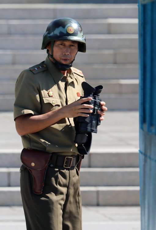 26일 북한이 동해상으로 단거리 미사일로 추정되는 발사체 3발을 발사한 가운데 경기도 파주 판문점 북측지역에서 북한군 병사들이 망원경으로 남측을 관측하고 하고 있다