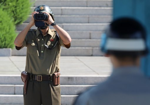 26일 북한이 동해상으로 단거리 미사일로 추정되는 발사체 3발을 발사한 가운데 경기도 파주 판문점 북측지역에서 북한군 병사들이 망원경으로 남측을 관측하고 하고 있다