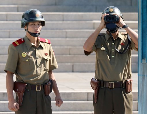 26일 북한이 동해상으로 단거리 미사일로 추정되는 발사체 3발을 발사한 가운데 경기도 파주 판문점 북측지역에서 북한군 병사들이 망원경으로 남측을 관측하고 하고 있다