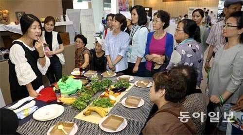 26일 유망일자리관에서 살림전문가 이효재 씨(왼쪽)가 관람객들에게 미래 유망 직업인 ‘채소 소믈리에’에 대해 설명하고 있다.전영한 기자 scoopjyh@donga.com