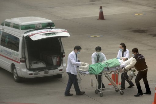 사진=2016년 4월 하상숙 할머니가 한국에서의 진료를 위해 입국하는 모습. 동아일보DB