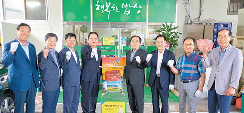 농협전남지역본부는 25일 광주 서구 ‘행복한 밥상’을 쌀밥이 맛있는 집 2호점으로 선정하고 현판식을 가졌다. 농협전남지역본부 제공