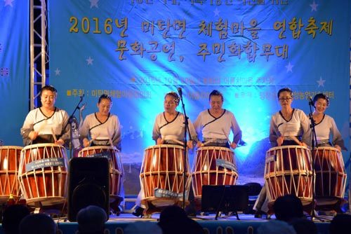 강원 평창군 미탄면 주민들이 문화공연을 선보이고 있다. ‘2017 전국생활문화축제’는 각 지역 문화 동호인들이 소통할 수 있는 축제의 한마당이 될 것으로 전망된다. 생활문화진흥원 제공