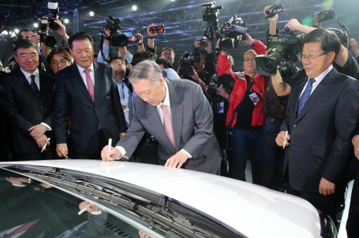 2016년 10월 18일 정몽구 회장이 베이징현대차 4공장인 허베이성 창저우 공장에서 새로 생산된 차량에 사인을 하고 있다.