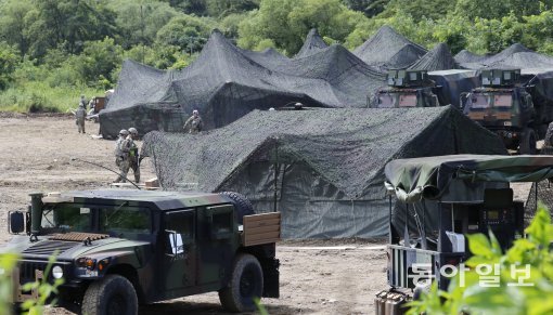 북한이 탄도 미사일을 발사한 29일 오후 파주시 법원읍의 한 훈련장에 전개한 미군들이 훈련을 하고 있다. ＜원대연기자 yeon72@donga.com＞
