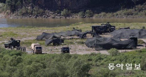 북한이 탄도 미사일을 발사한 29일 오후 파주시 적성면의 한 훈련장에 전개한 미군들이 훈련을 하고 있다. ＜원대연기자 yeon72@donga.com＞