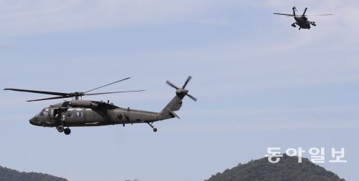 북한이 탄도 미사일을 발사한 29일 오후 파주시 법원읍의 한 훈련장에 전개한 미육군의 UH-60헬기가 이륙하고 있다. ＜원대연기자 yeon72@donga.com＞
