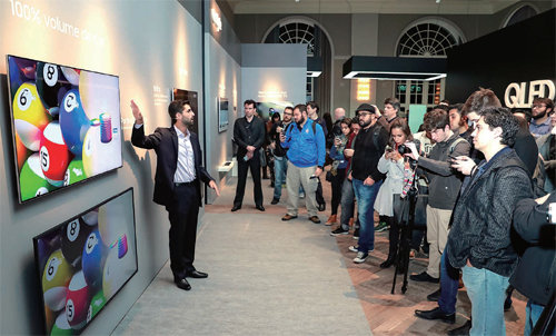 지난 6월 19일 브라질 상파울루 팔라시오 탕가라 호텔에서 열린 QLED TV 론칭 행사에서 삼성전자 관계자가 QLED TV의 최첨단 기능을 관람객들에게 설명하고 있다.