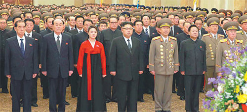 올해 1월 1일 김정은 리설주 부부가 금수산기념궁전을 참배하는 모습. 국정원은 리설주가 2월 셋째를 출산한 것으로 보인다고 28일 밝혔다.