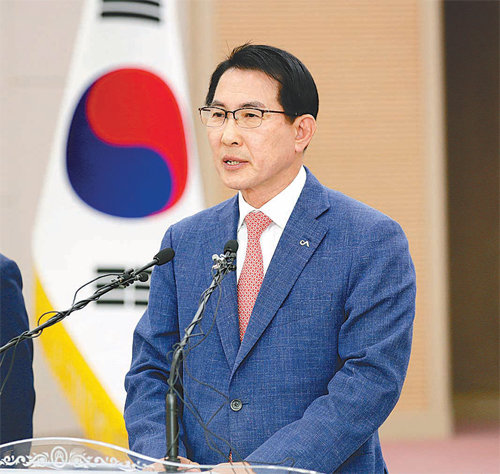 이완섭 서산시장은 30일 시청에서 대산공단 기업의 지역사회 공헌을 촉구하는 특별기자회견을 열어 “지역사회에 투자하고 공헌하면 그 열매는 기업 구성원들에게도 고스란히 돌아간다”고 강조했다. 서산시 제공