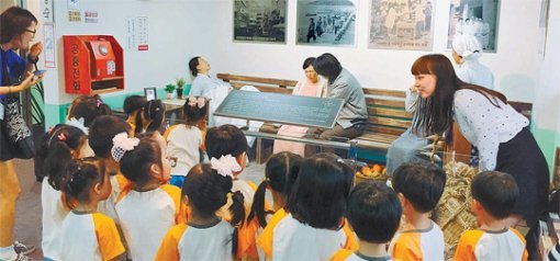 인천의 한 유치원 교사가 ‘이길여 산부인과 기념관’을 찾은 어린이들에게 1960년대 병원 대기실 풍경을 설명하고 있다. 이 기념관에는 출산을 앞두고 진통을 호소하는 임신부와 가족을 밀랍인형으로 만들어 놓았다. 가천길재단 제공