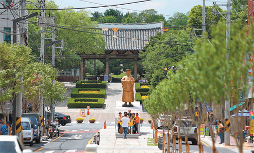 대구 중구 달성동 달성공원을 찾은 시민들이 공원 앞에 있는 조선의 마지막 왕 순종의 동상을 배경으로 사진을 찍고 있다. 대구 중구 제공