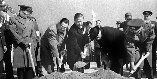 1962년 2월 3일 열린 울산공업센터 기공식에서 박정희 당시 국가재건최고회의 의장(왼쪽)이 시삽을 하고 있다. 울산 남구는 이곳에 건립된 냉동창고를 리모델링해 ‘울산공업센터 기공식 기념관’을 설립한다. 울산시 제공