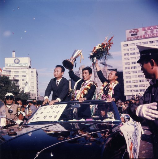 1977년 메르데카컵에서 우승한 뒤 카퍼레이드를 벌이고 있는 한국 대표팀. 축구수집가 이재형 씨 제공.