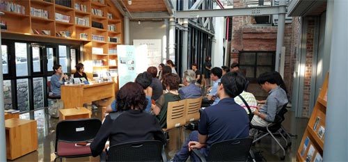 지난달 26일 인천 중구 한국근대문학관 2층 로비 휴게실에서 열린 ‘젊은 도시 인천, 소설로 뜨다’ 문학 토크쇼에서 최정화 작가(탁상에 앉은 둘 중 오른쪽)가 독자와 대담하고 있다. 한국근대문학관 제공