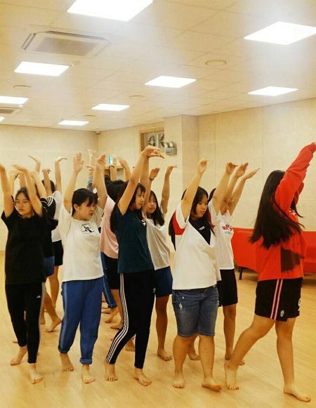 경남 산청지역 중고교생들이 뮤지컬 ‘우리 읍네’ 공연 연습에 몰두하고 있다.