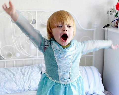 세 살 난 남자아이 노아가 애니메이션 ‘겨울왕국’의 주인공 엘사의 드레스를 입고 기지개를 켜고 있다. 헤일리 매클린글래스 블로그 캡처