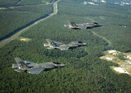 스텔스 전투기 F-35 시리즈 삼형제가 비행하고 있다. 사진출처 구글