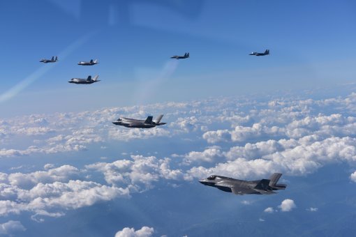 북한 탄도 미사일 도발에 대응해 대한민국 영공에서 B-1B, F-15K와 함께 훈련하는 F-35B